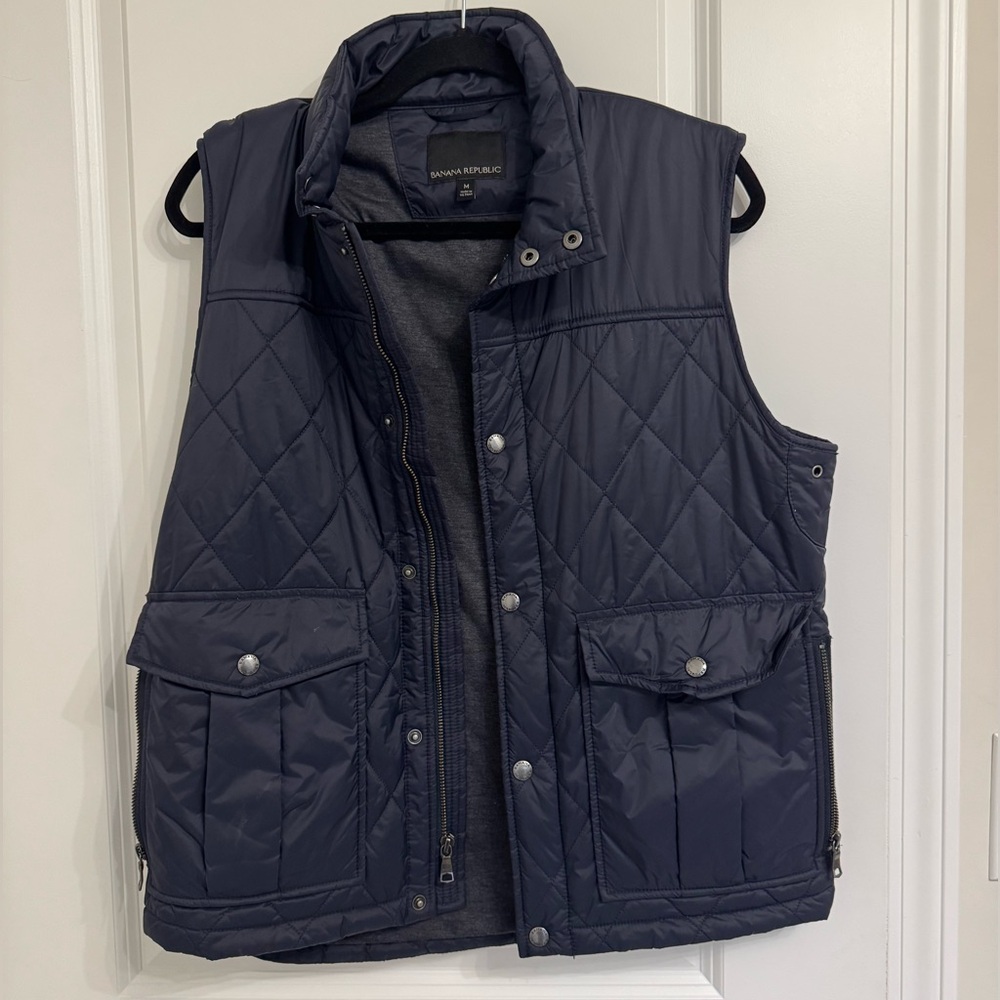 Men’s banana republic navy quilted vest. Size M